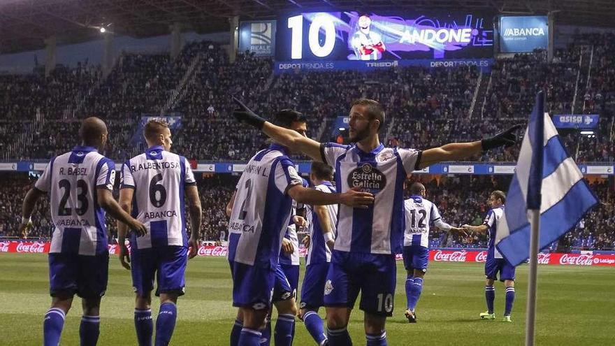 Andone celebra con el resto del equipo su gol ante Osasuna en Riazor.