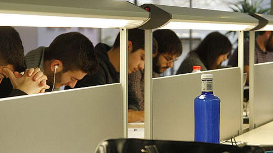 Alumnos en un aula de estudio.