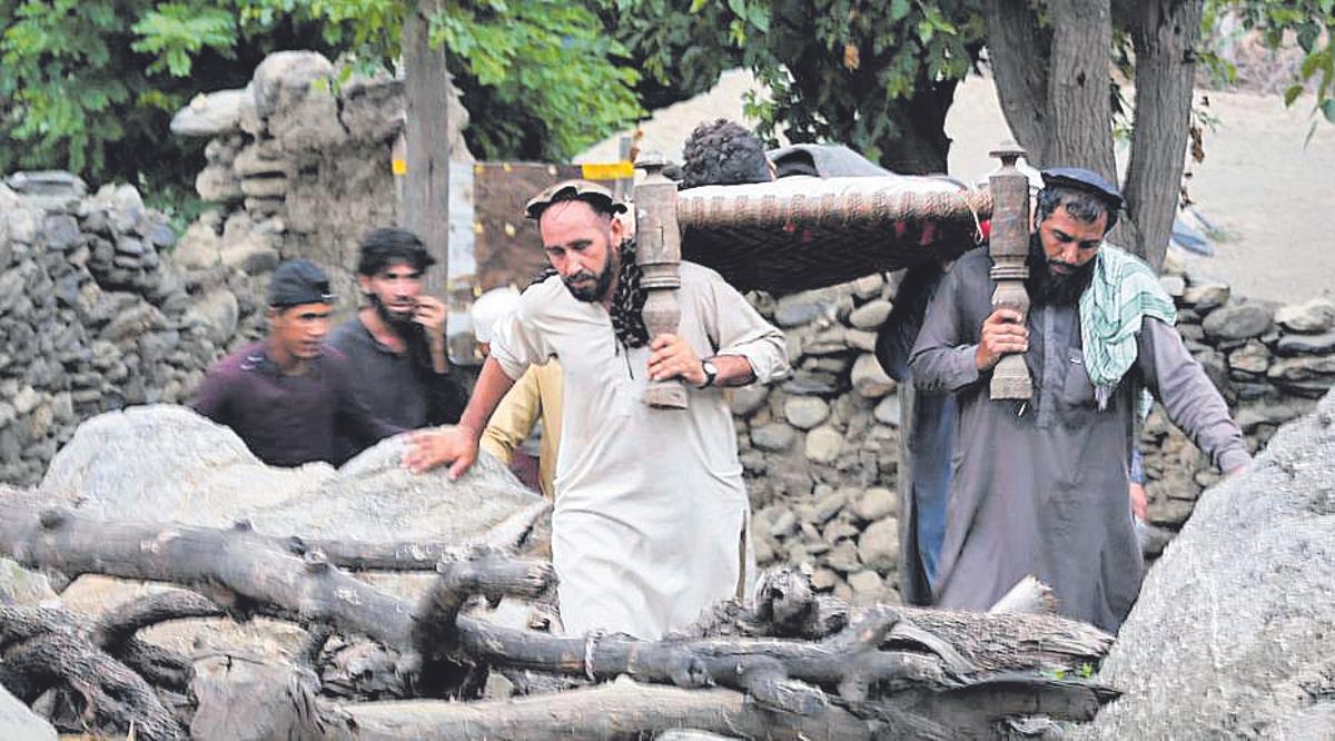 Varios hombres trasladan a una persona herida en Mazar Dara, en la provincia afgana de Kunar.