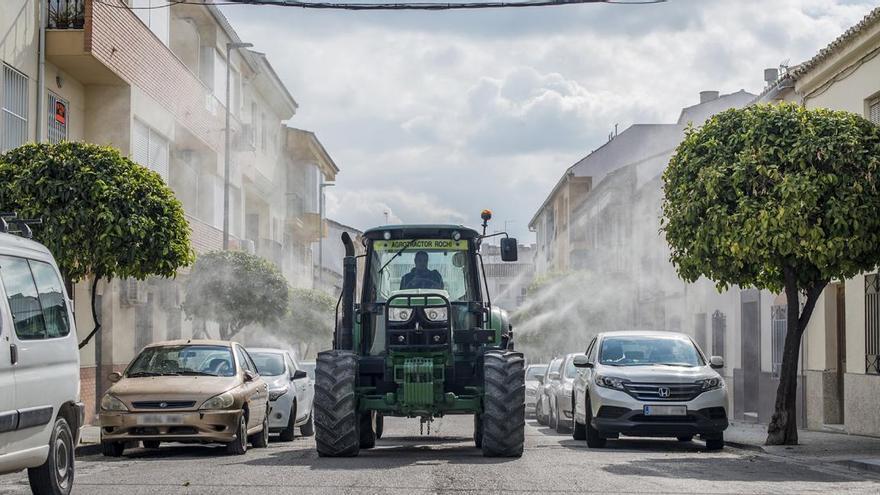 Coronavirus en Córdoba: 60 agricultores pulverizan 300.000 litros de hipoclorito por las calles de Baena