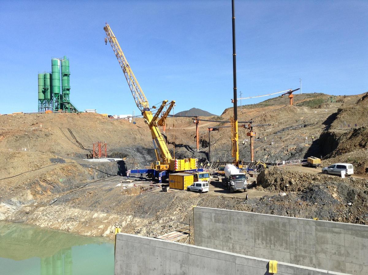 Fotografía de los trabajos de hormigonado de la presa de Alcolea de Acuaes, empresa pública de agua.