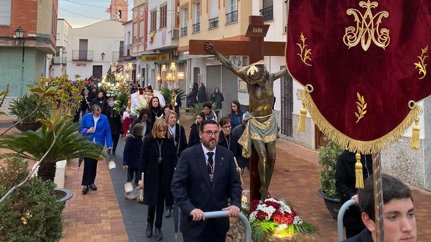 La lluvia da tregua a la procesión de Viernes Santo en Canet