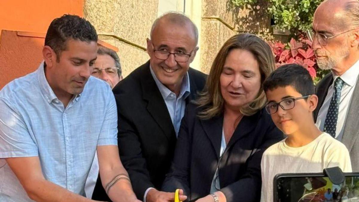 Inauguración del centro de día Val Miñor, ayer.