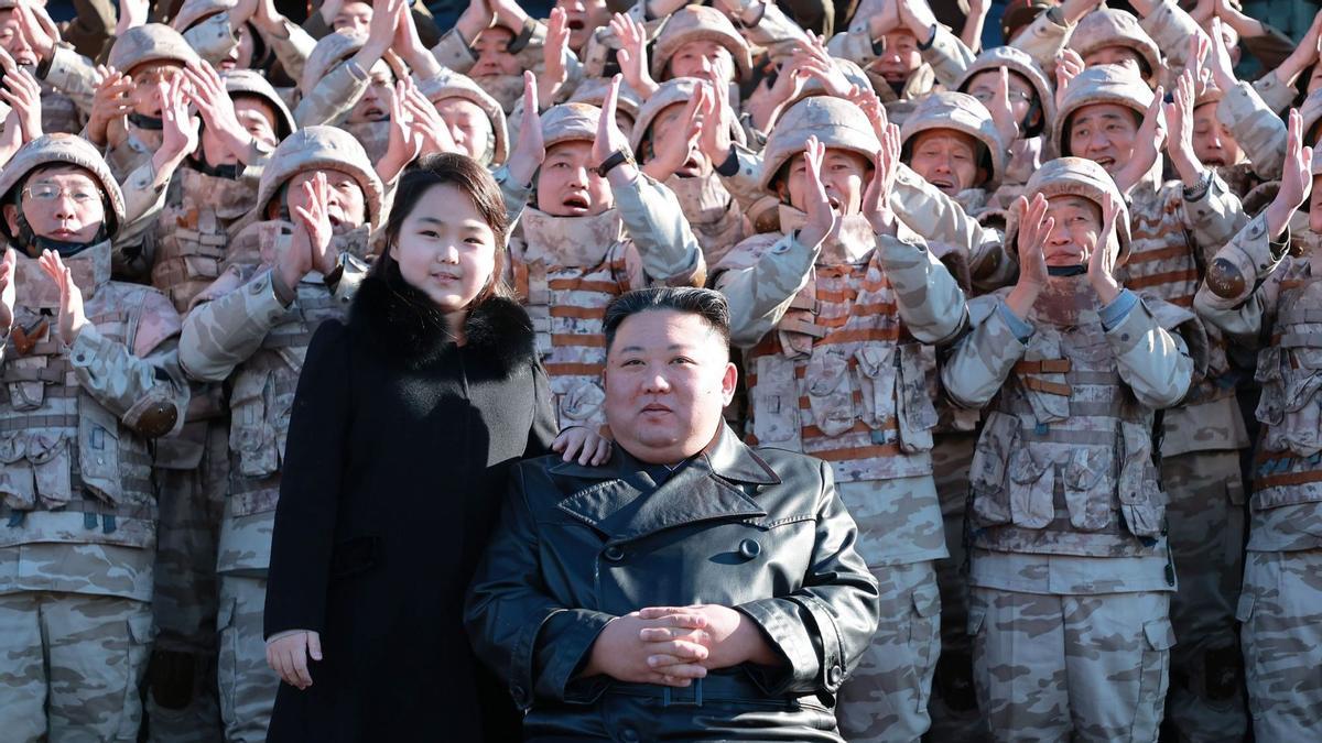 El líder norcoreano Kim Jong-un con su hija, que se supone que será su segunda hija, Ju-ae, durante la prueba de un misil balístico intercontinental Hwasong-17 en un lugar no revelado en Corea del Norte.