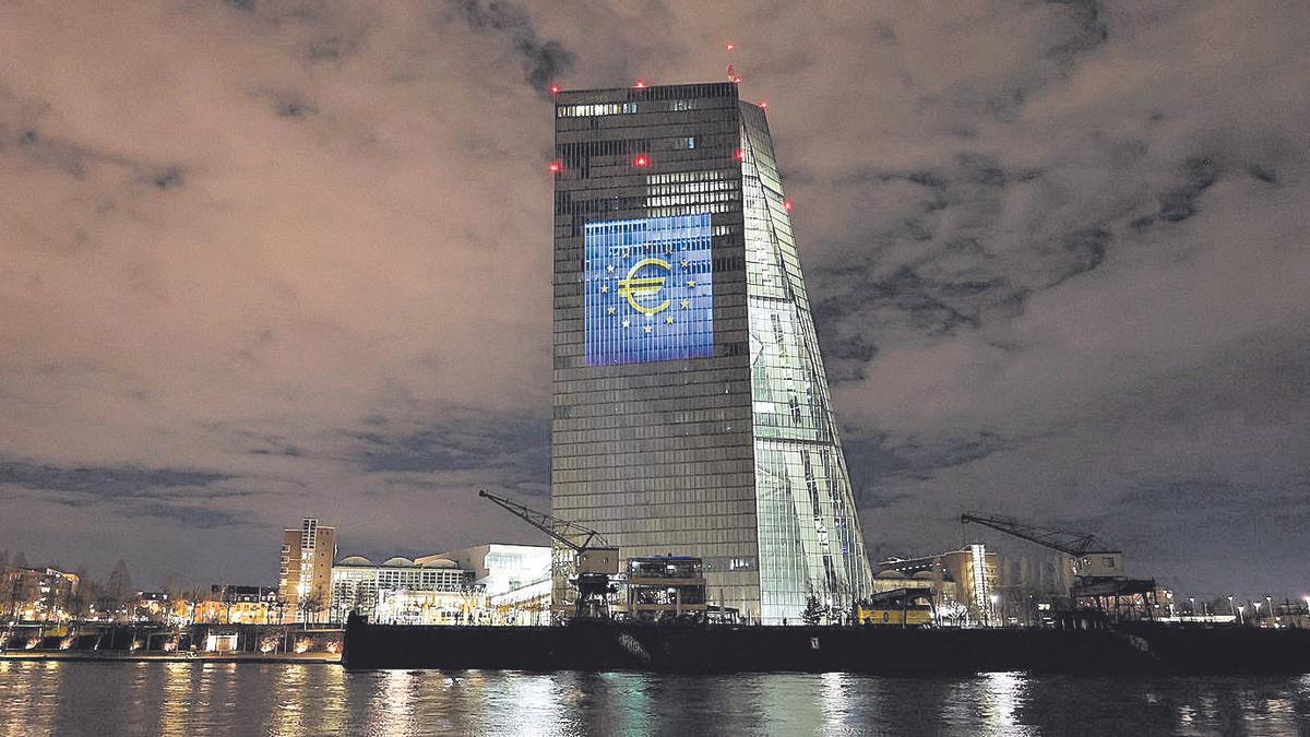 La seu del Banc Central Europeu a Frankfurt, il·luminada pel 20è aniversari de l&#039;euro