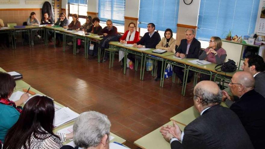 Reunión de representantes provinciales de los profesores con la Consejería de Educación.