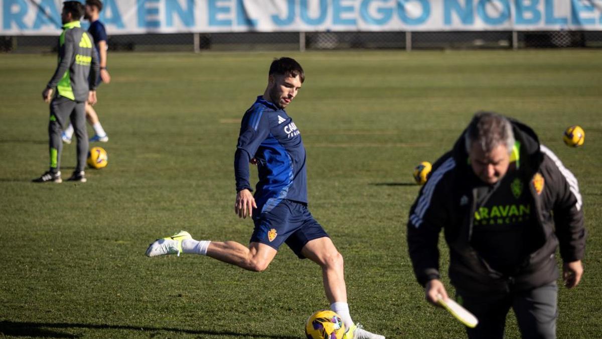 Lluís López golpea el balón en un entrenamiento.