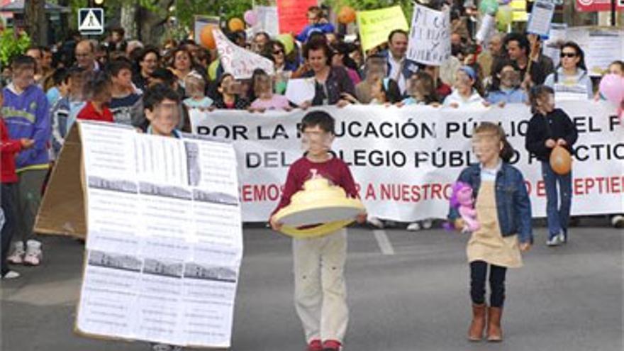 El Prácticas de Cáceres se moviliza para exigir que los niños inicien el curso 2009 en su colegio