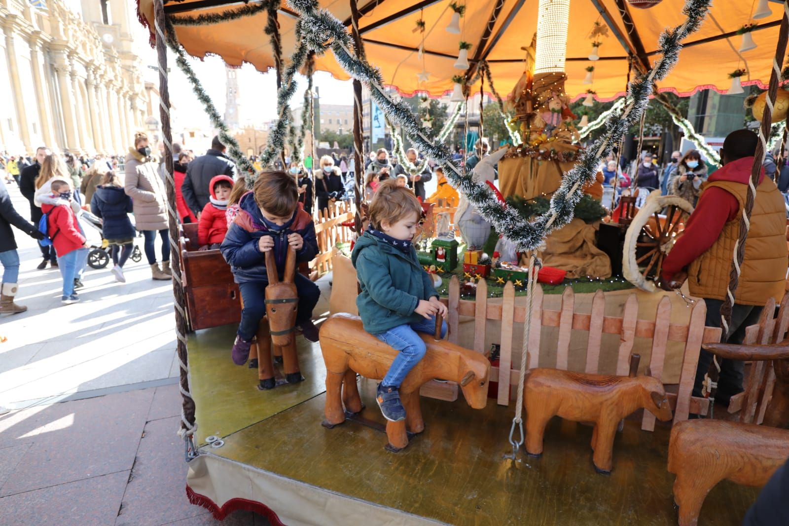 La Navidad se vive en la plaza del Pilar