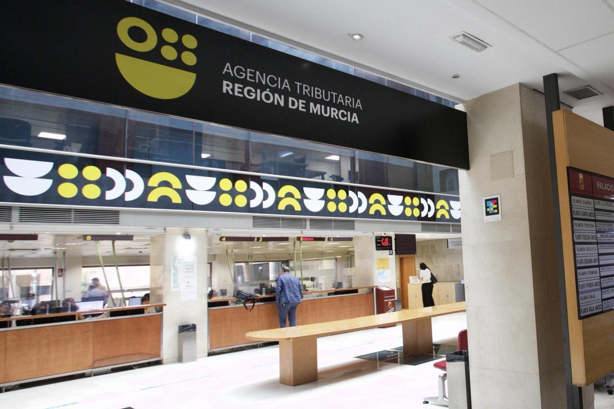 Ciudadanos siendo atendidos dentro de la Agencia Tributaria de la Región de Murcia.