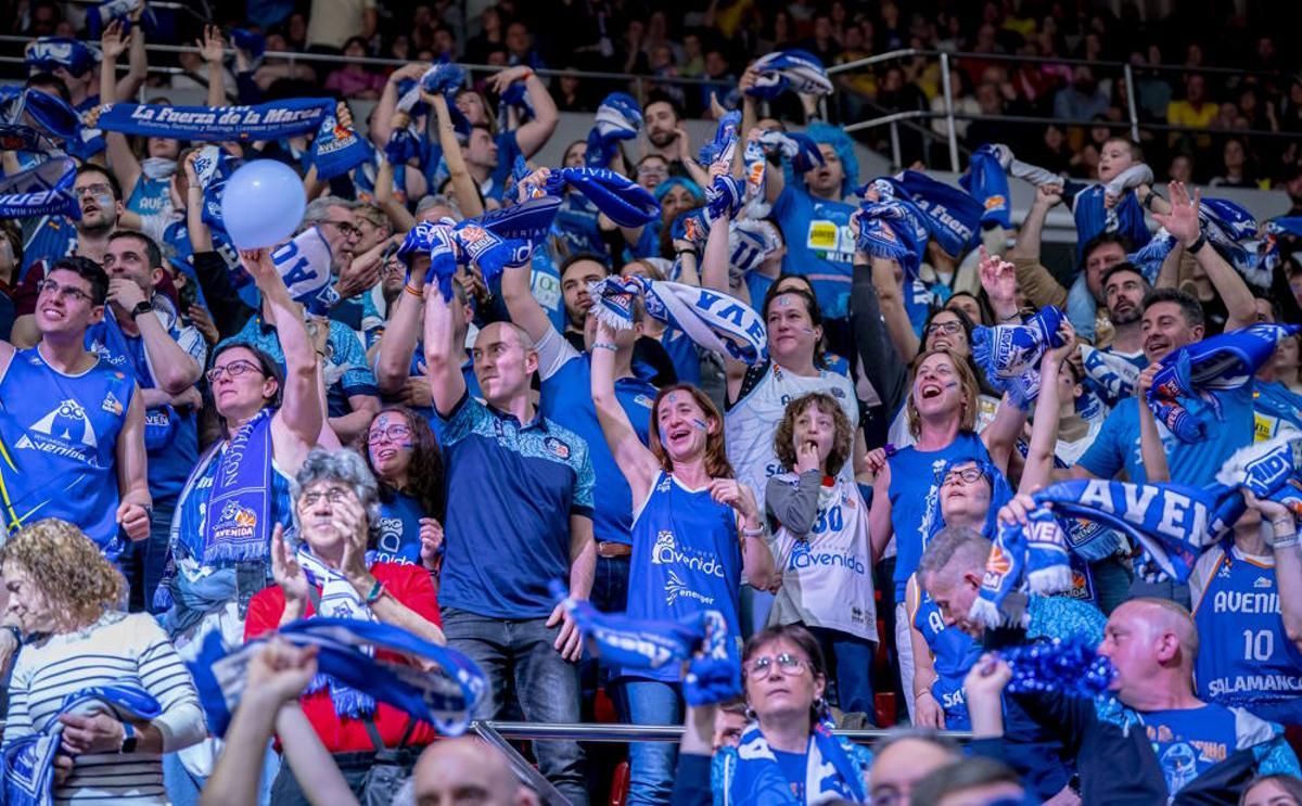 El públic anima el bàsquet femení