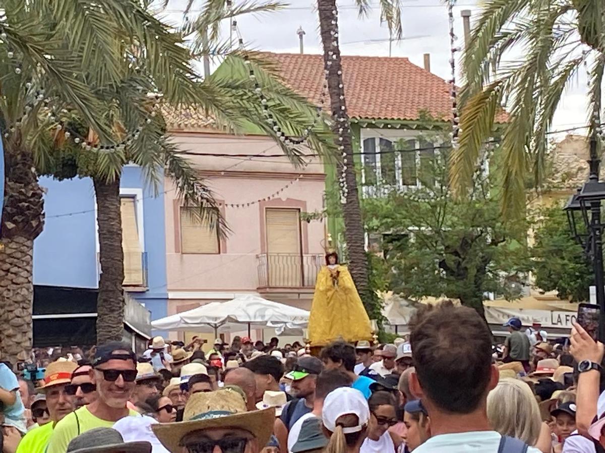 Miles de aspenses acompañan a la Virgen de las Nieves en la histórica romería de la Traída desde Hondón de las Nieves