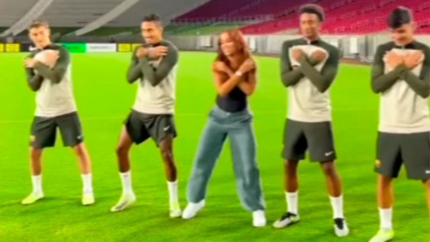 ¡Gavi, Raphinha, Balde y Pedri se ponen a bailar con esta famosa cantante! Tienen madera...