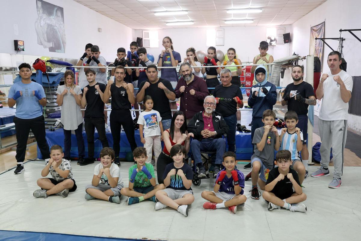 Amoedo, en una de sus últimas fotografías, con miembros del Saudade.