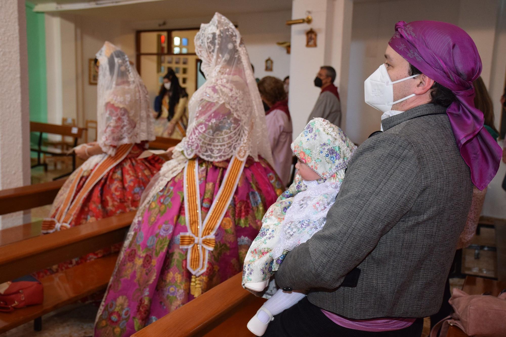 Una Falla casi al completo hace la Ofrenda por turnos