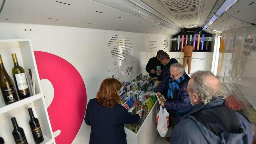 Visitantes en el interior del autobús turístico de Oporto y norte de Portugal. // Gustavo Santos