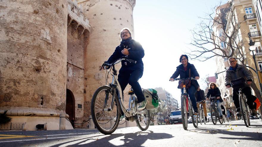 El concejal Grezzi, en bicicleta por València.