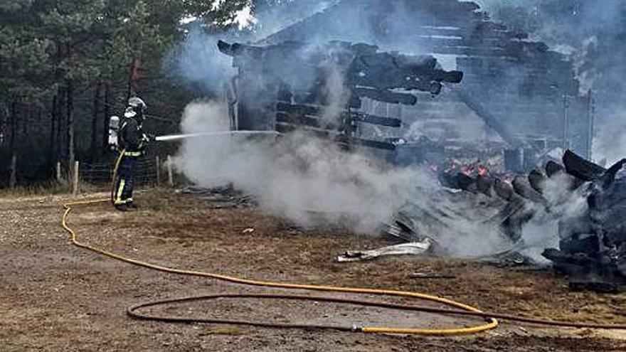 Bomberos del Parque de Rionegro durante las labores de extinción en el centro del Lobo.