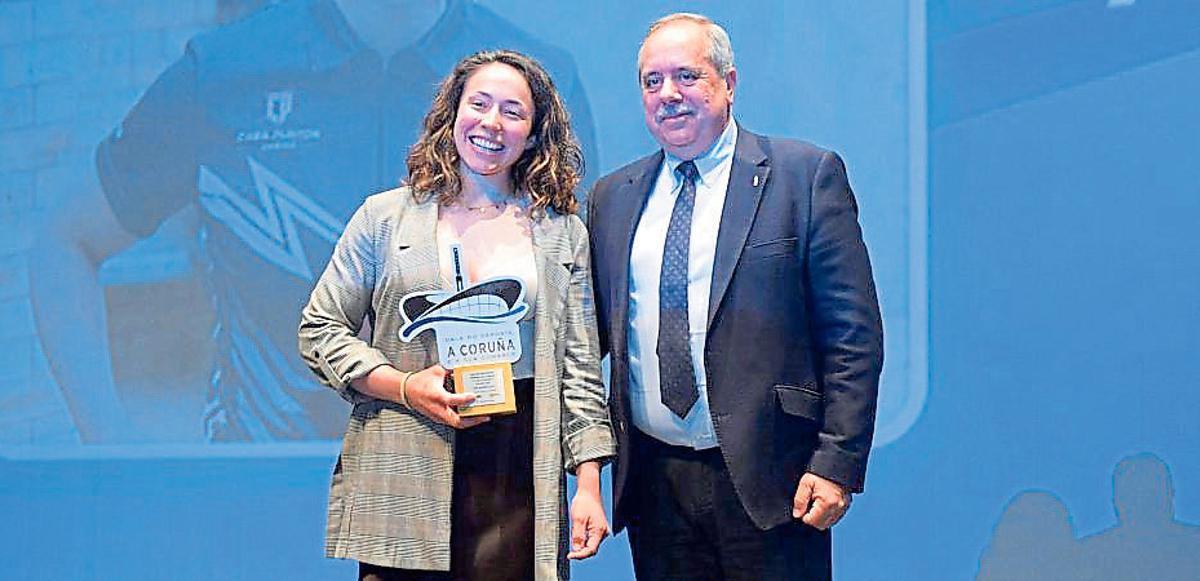 La tiradora Airi Rodríguez, mejor deportista femenina de 2025 con el concejal de deportes de A Coruña, Manuel Vázquez.