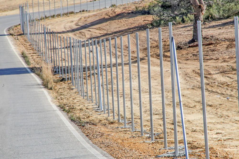 El propietario de las fincas situado a lado y lado de la carretera de Las Filipinas no estaba respetando la servidumbre del vial traszado sobre una vía pecuaria.