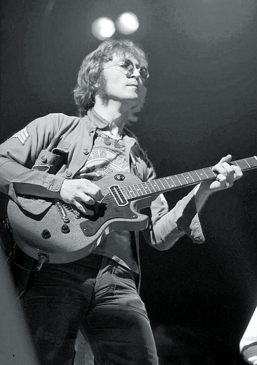 1972. Solo John y su guitarra, en el Madison Square Garden. ‘Acoustic’ reúne el resultado.