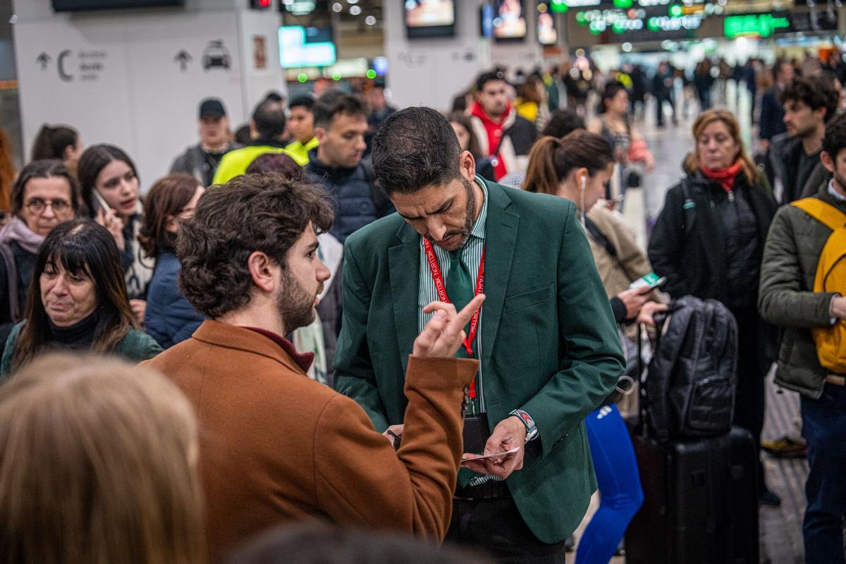 Ambiente esta tarde en la estación de  Sants de Barcelona. Trenes saturados y retrasos, tras el temporal