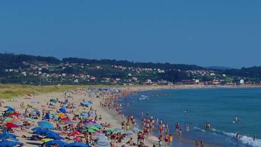 La playa grovense de A Lanzada, en temporada estival. // Muñiz