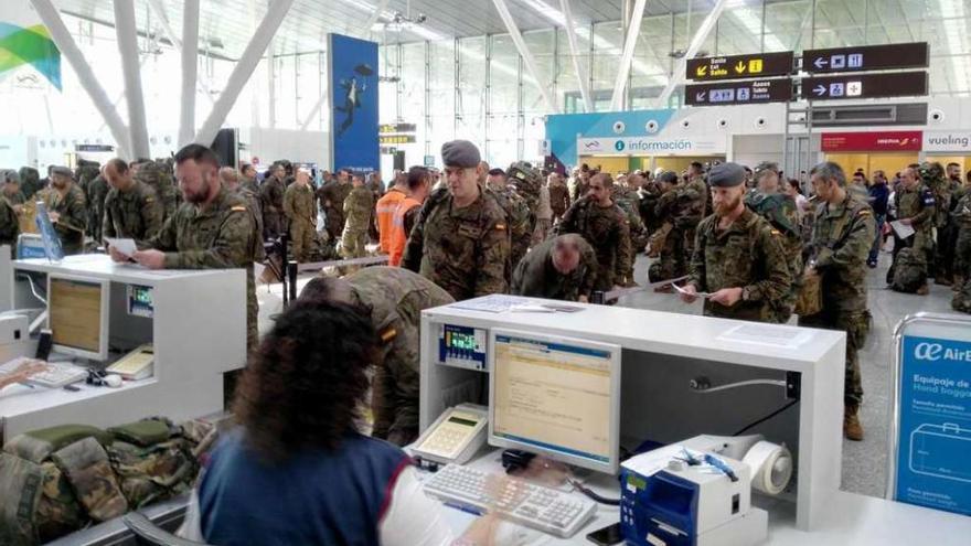 Los militares embarcaron en el aeropuerto santiagués de Lavacolla. // FdV