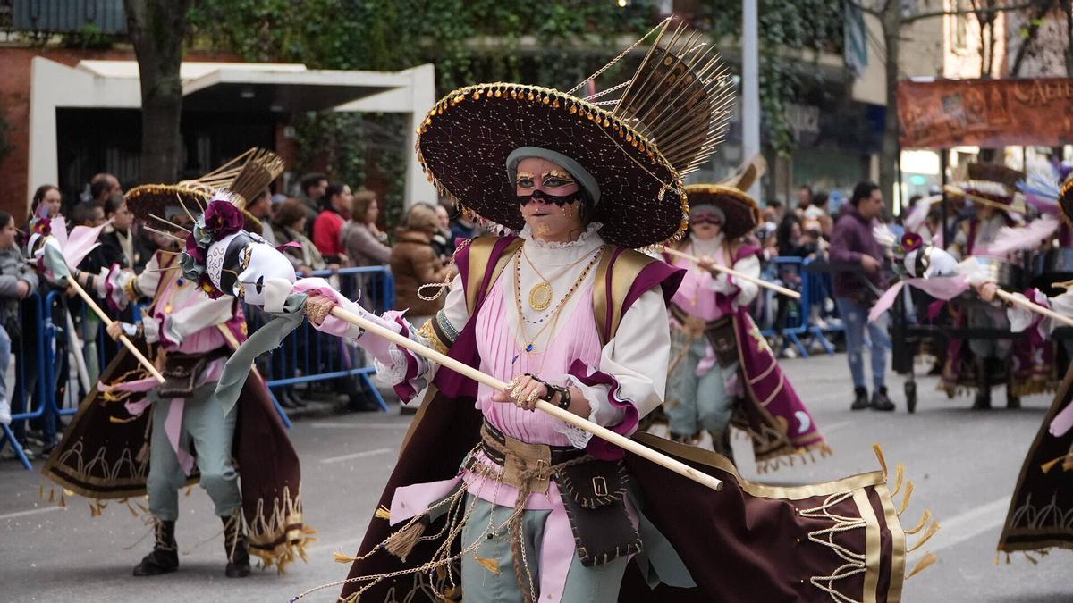 Comparsa Los Desertores en el Gran Desfile de comparsas del Carnaval de Badajoz.
