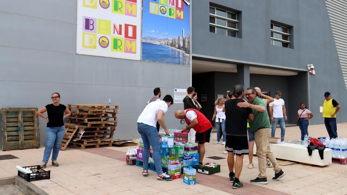 El alcalde visita el pabellón en el que se encontraba la ayuda