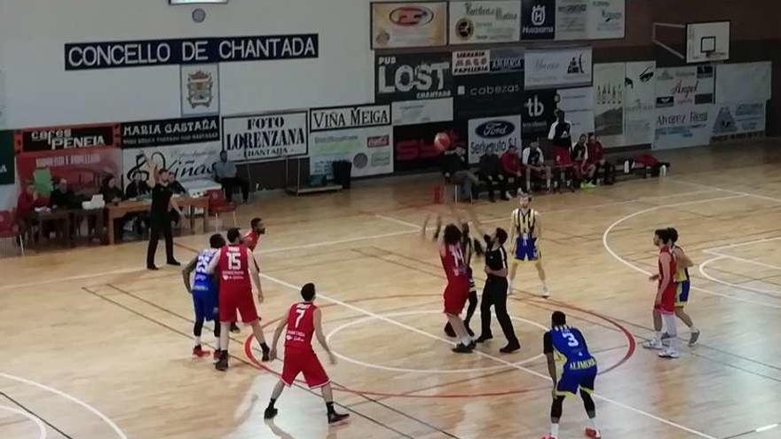 Salto inicial en el encuentro disputado entre el Chantada y el Huniko Gijón Basket.