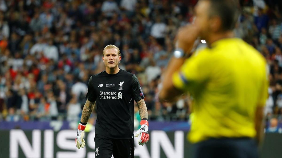 Karius se mira al árbitro tras su garrafal fallo en el primer gol del Madrid.