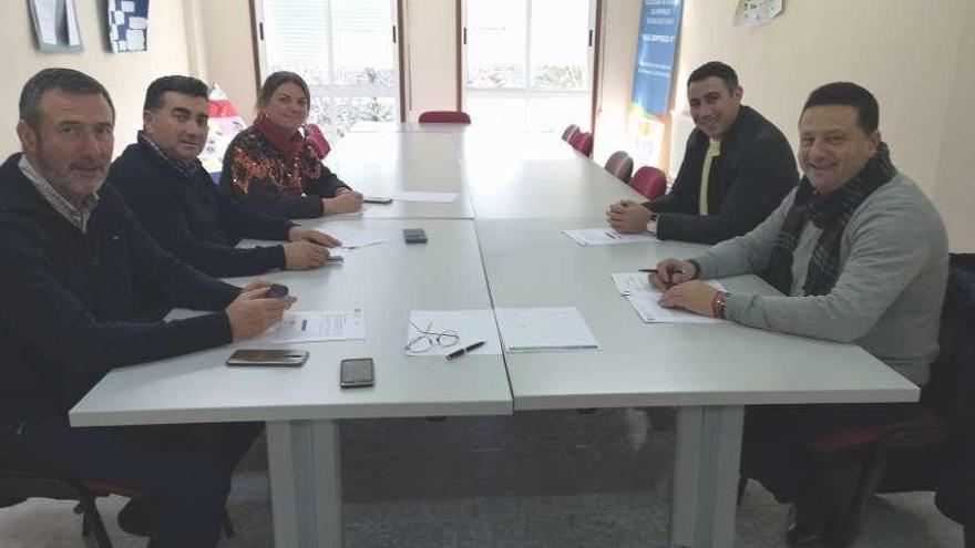 Los alcaldes durante su reunión en el Centro Ocupacional de A Ran, en Cuntis.  // FdV