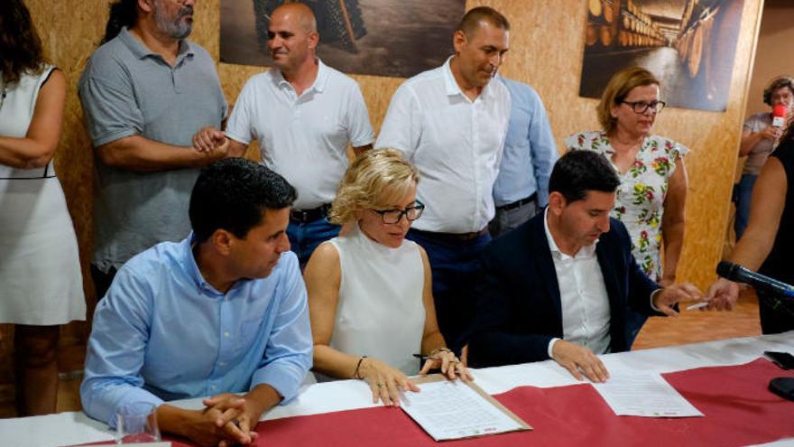 Por la izquierda, Samuel Henríquez (NC), Conchi Narváez (PSOE) y Alejandro Marichal (CC), durante la firma del pacto el pasado martes.