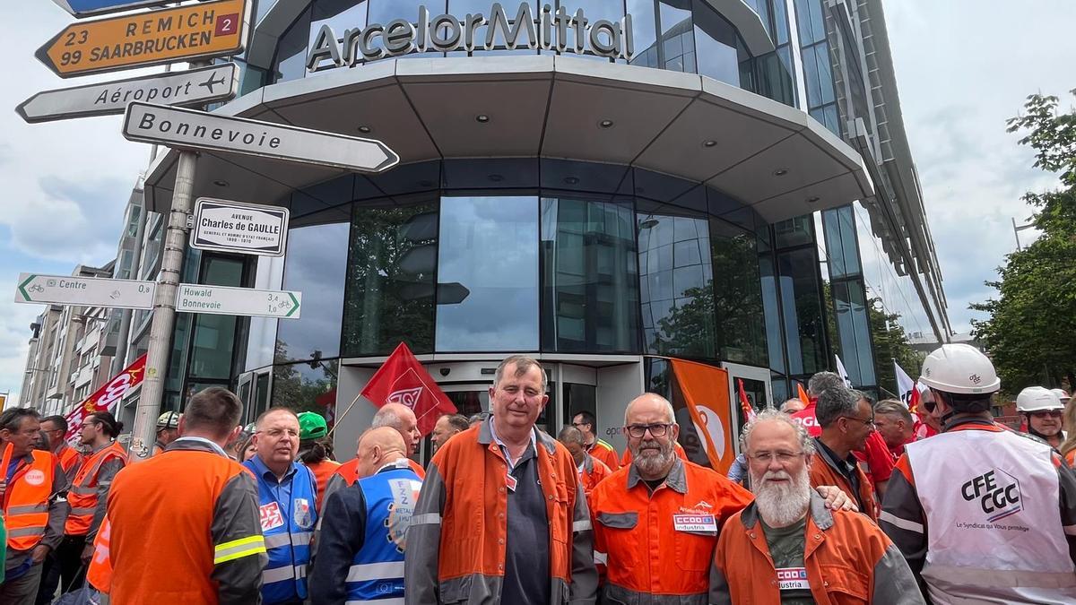 Concentración de miembros del comité europeo de Arcelor ante la sede en Luxemburgo
