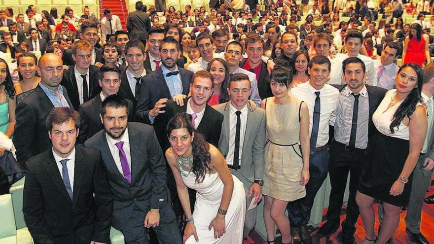 Los nuevos ingenieros y sus familiares abarrotaron ayer el Auditorio Mar de Vigo.