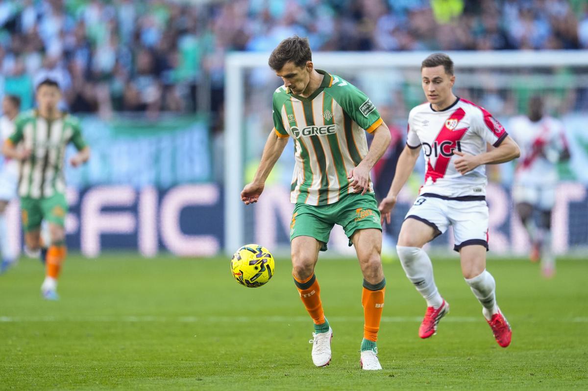 Diego Llorente, durante el partido de fútbol de LaLiga EA Sports disputado entre el Real Betis y el Rayo Vallecano en el estadio La Cartuja