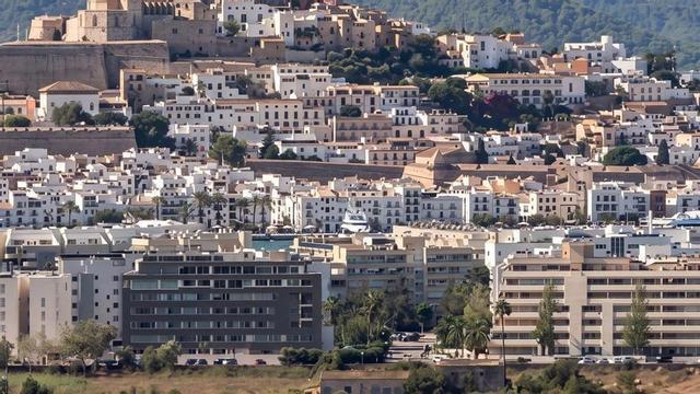 Vista general de la ciudad de Eivissa y su entorno rústico. | VICENT MARÍ
