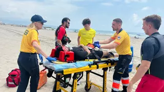 Así actúan socorristas, bomberos, sanitarios y Policía Local ante una emergencia en la playa de Castelló