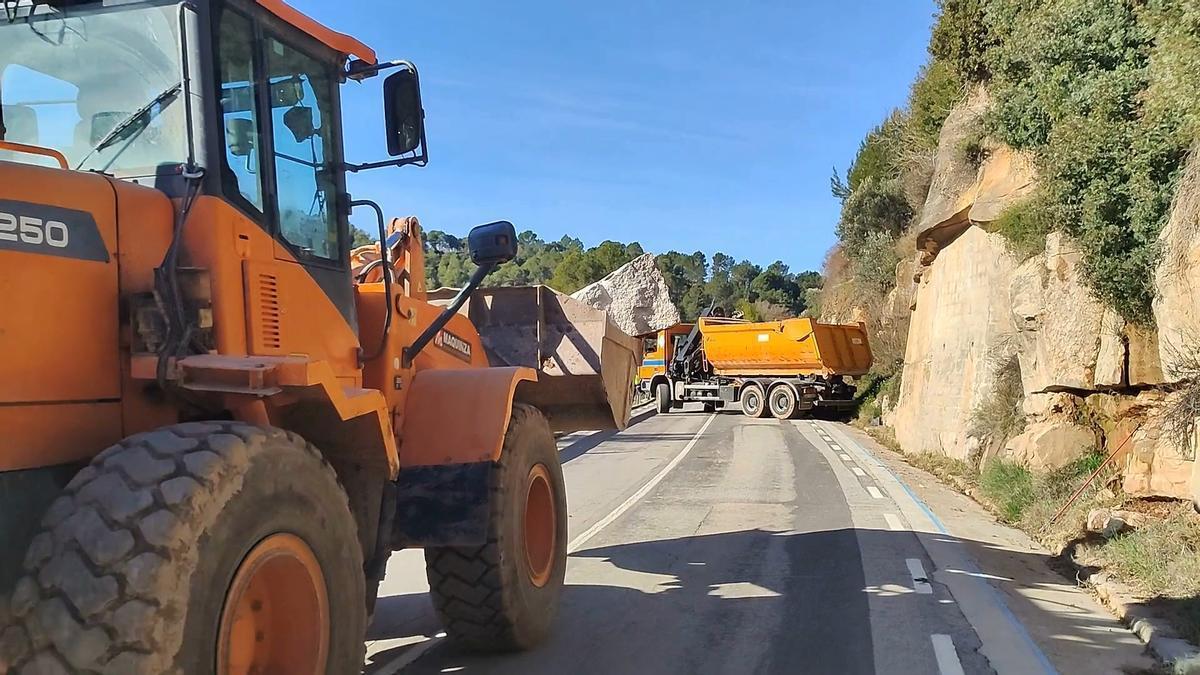 El despreniment que talla la carretera que uneix Fonollosa