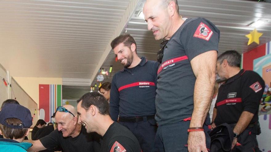 Los bomberos llevan juguetes a los niños del Hospital de Sant Joan