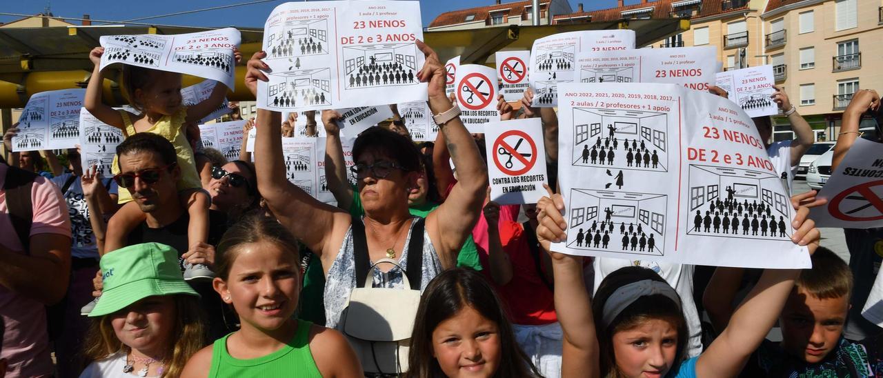 Protesta de las familias del Castro Baxoi en julio de 2023 por la supresión de un aula de Infantil