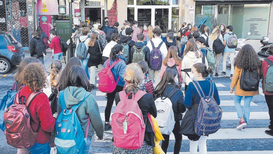 Un grupo de menores a la salida de su centro educativo.  // J. Lores