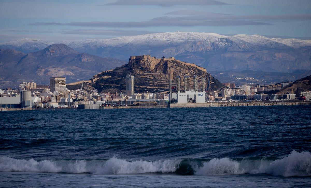 La nieve corona Aitana el Día de Reyes: así se ve desde la playa del Postiguet de Alicante La nieve corona Aitana el Día de Reyes: así se ve desde la playa del Postiguet de Alicante