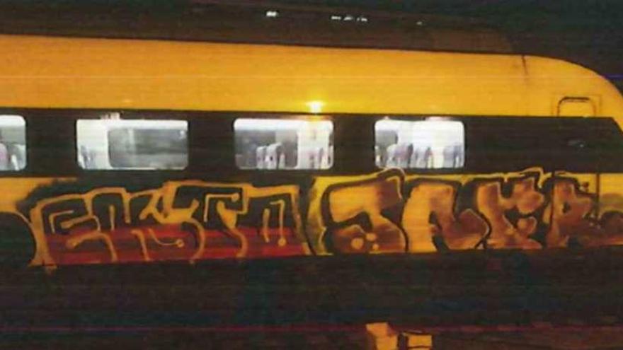 La Policía identifica a tres jóvenes por hacer grafitis en vagones de tren en Redondela