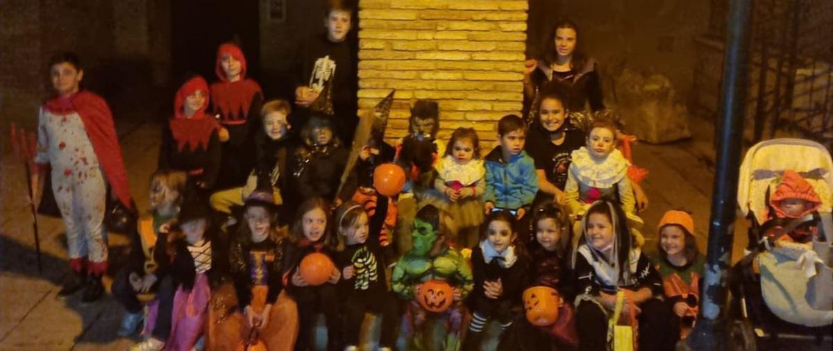 Calles y plazas de Bureta se ambientaron durante la noche de ánimas.