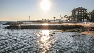 Fallece una mujer en las piscinas naturales de Torrevieja