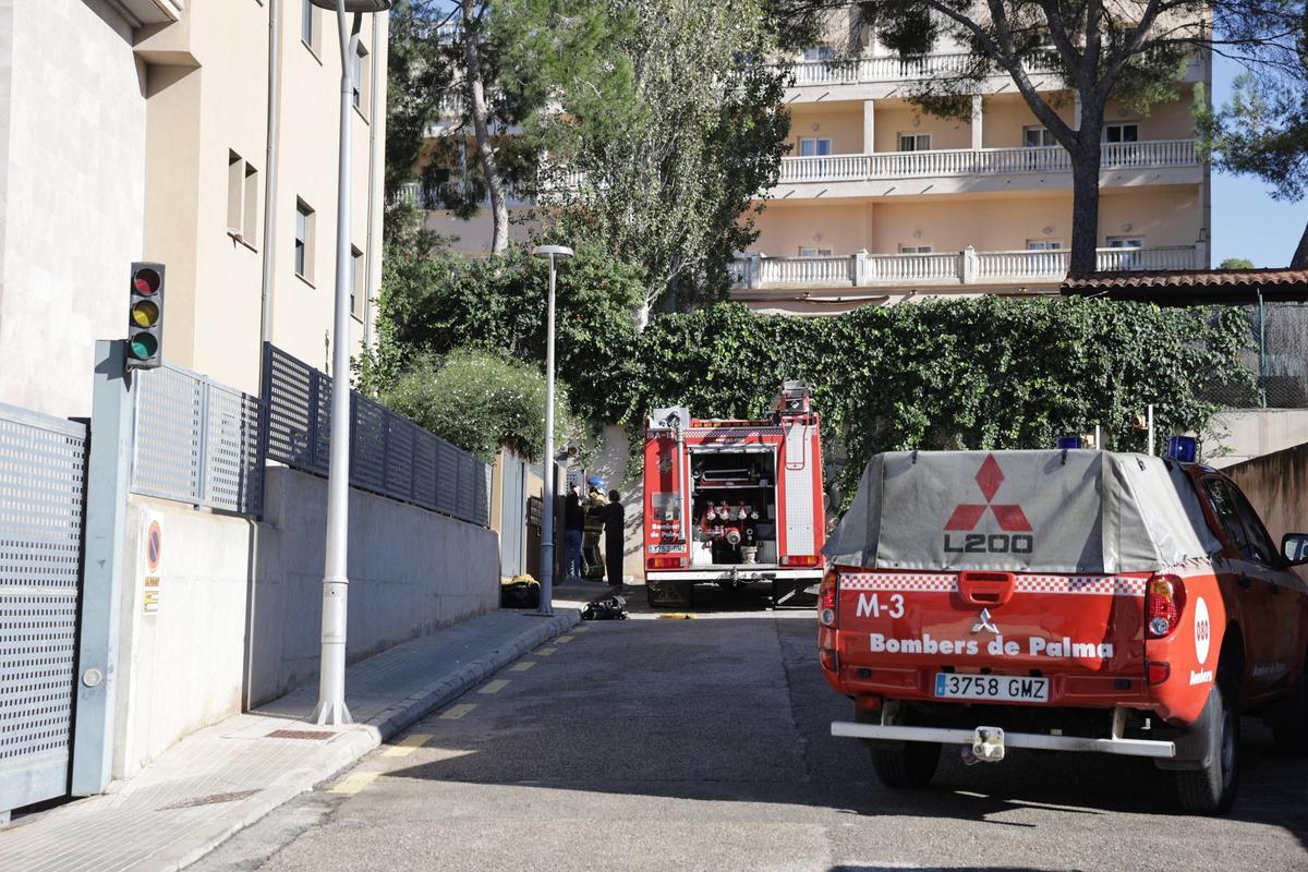 Bomberos en el lugar del incendio, en la calle Asdrúbal de la Playa de Palma.