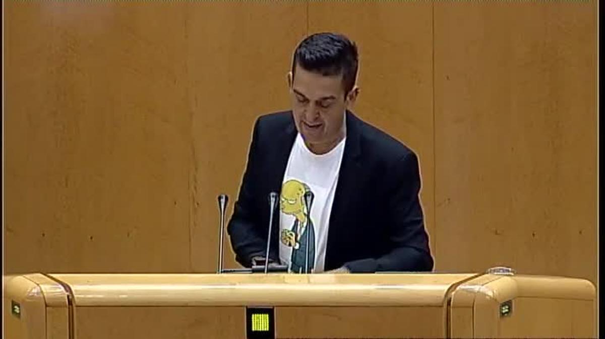 El senador de Compromís, Carles Mulet, afronta el seu primer cara a cara amb el ministre d’Hisenda amb una samarreta del personatge dels Simpson.