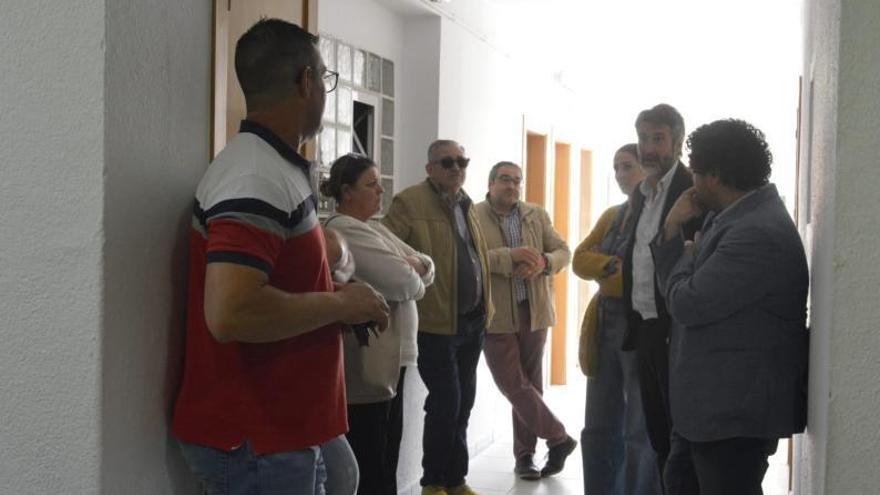 Alberto Varela en la reunión con la cofradía Virxe do Rosario. |   // FDV